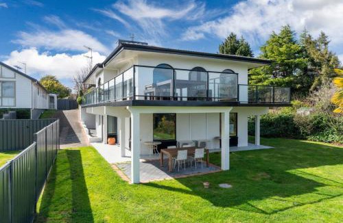 Waitahanui House | Ultimate Lakefront Getaway