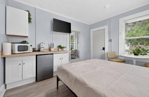 South Pensacola House | Unit 13 Cute small studio near downtown