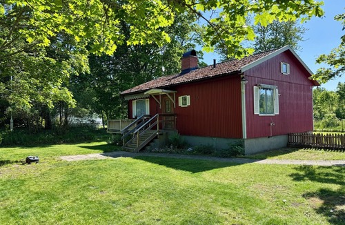 Blomstermala Villa | Vacation villa with fenced yard