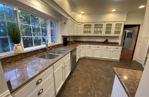 Arcata House | Victorian in Downtown Arcata features 8 bedrooms