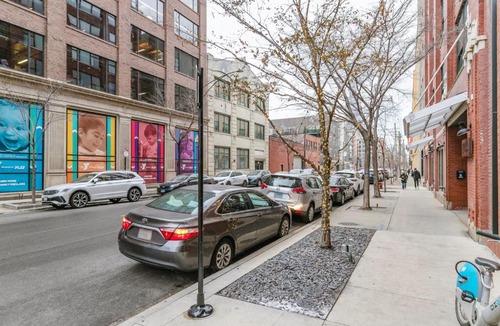 West Loop Apartment | W Loop Studio w Gym Pool Coworking nr UIC CHI-397