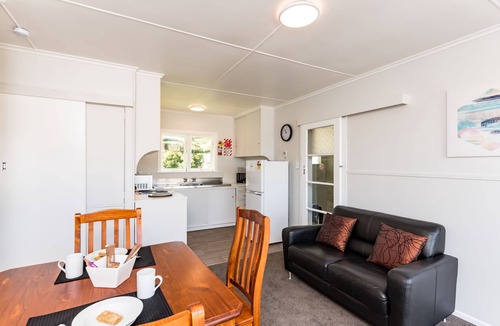 Paihia Cabin | Waitangi Beach Bach 30A