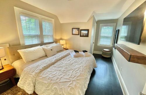 St. Charles House | Walk Downtown & River Stylish Cozy Stay w Huge Porch