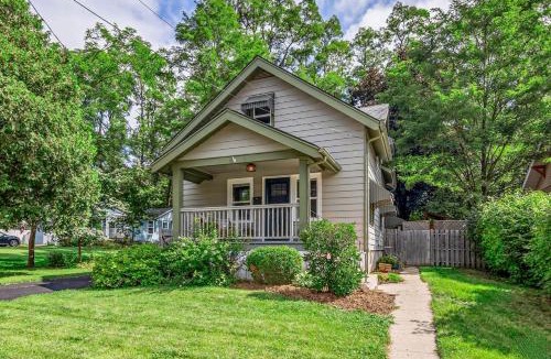 Fox River Grove House | Walk to Fox River Grove Train Station + Hot Tub!