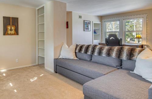 Fox River Grove House | Walk to Fox River Grove Train Station + Hot Tub!