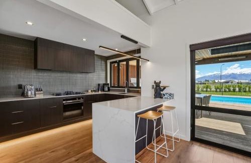 Wanaka House | Wanaka Mountain Oasis - Spa & Pool