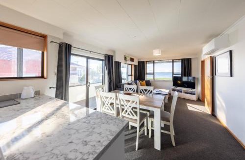 Bluff House | Waterfront Cottage Bluff