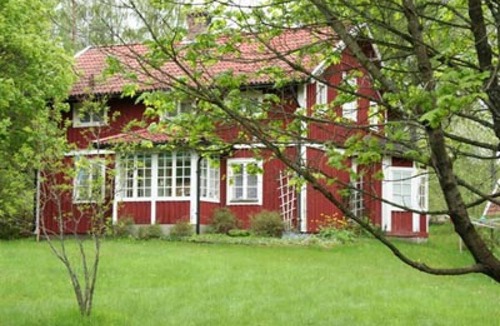 Skillingaryd Ski Chalet | Waterfront cottage with fishing opportunities