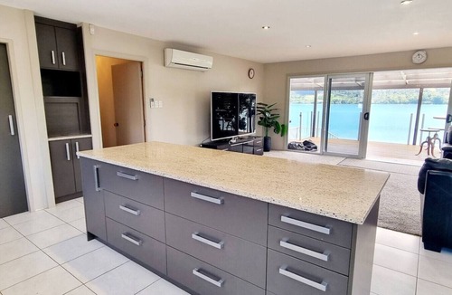 Raglan House | Waterfront Location holiday accommodation