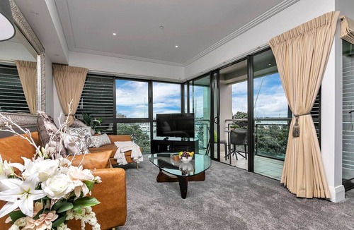 Auckland Central Business District Apartment | Waterfront Wonder + CP!