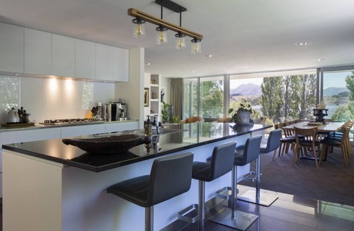 Wanaka Villa | Waters Edge - Waterfront home with Spa Pool