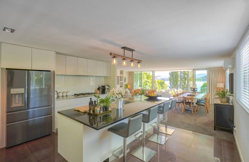 Wanaka Villa | Waters Edge - Waterfront home with Spa Pool