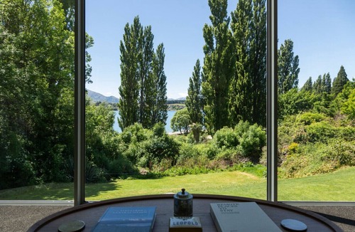 Wanaka Villa | Waters Edge - Waterfront home with Spa Pool