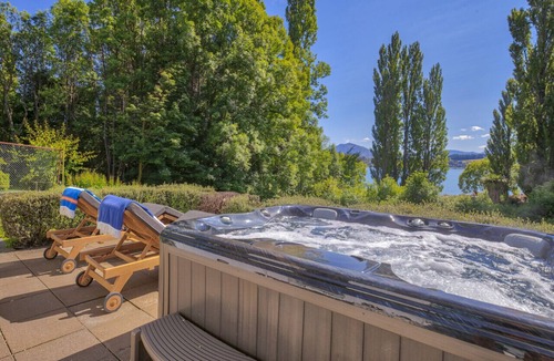 Wanaka Villa | Waters Edge - Waterfront home with Spa Pool