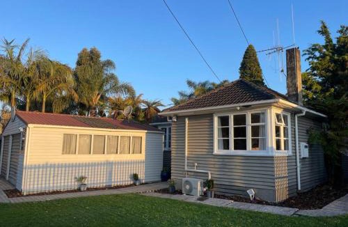 Hamilton East House | Watts, A Cosy Escape