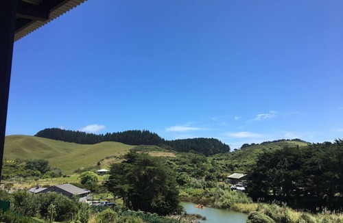 Raglan Cabin | Whare Tatū Raglan - Holiday Accommodation