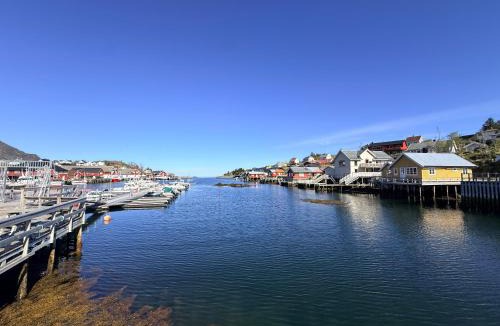 Sørvagen House | Yellow Waterfront Haven, Sørvågen
