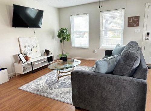 2 bed 2 bath Modern Farmhouse in Old Town Spring