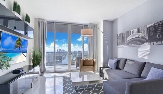 2 Bed 2 Bath Penthouse Amazing Views Beach Service