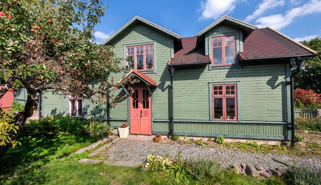 2 Bed House Sleeps 4 with Garden & Free Parking