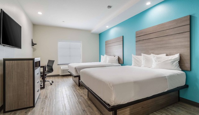 2 Relaxing Units w/Kitchenette, FREE Breakfast & Parking, Near Katy Mills Mall!