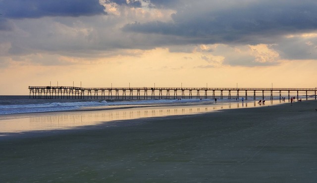 2bd/2ba 4 queen beds. Sea Trail Condo. Close to the beach.