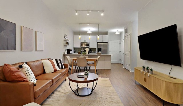 2BR Downtown Elmhurst - Pool, Gym, King Beds, Prkg