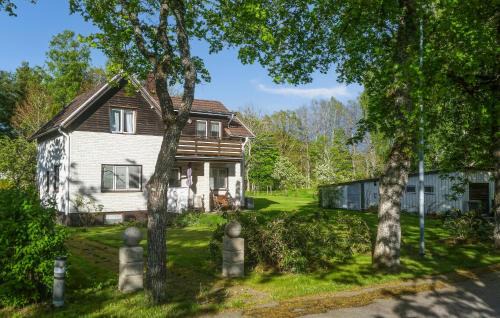 3 Bedroom Beach Front Home In Västervik