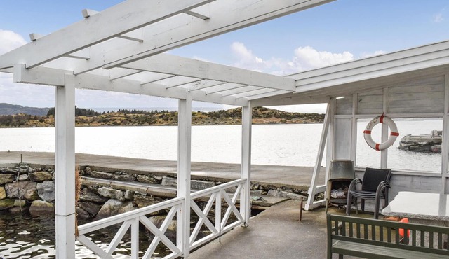 3 bedroom beach front home in Bokn
