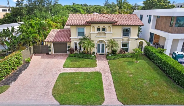 3 OR 6 bdrms Villa - 1 minute from the beach ADD GUESTHOUSE