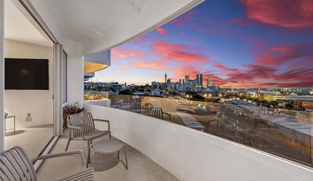 3BR Penthouse CBD & Harbour Views by Zodiak Stays