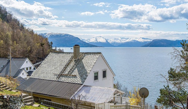 4 bedroom amazing home in Strandebarm