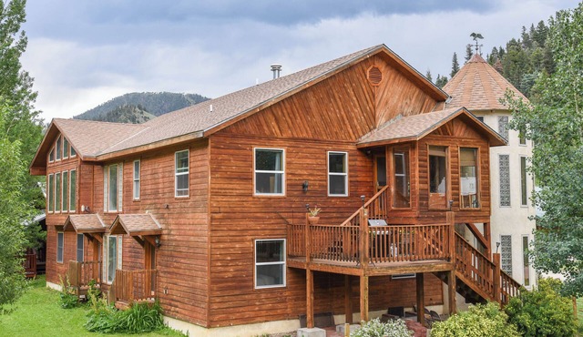 5 bedroom accommodation in Red River