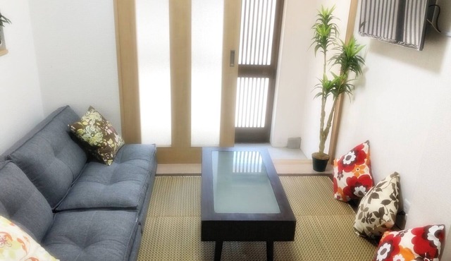 Accommodates 6 people, 45 ㎡ renovated on 2 floors, 3 min. walk from station, 5 min. to USJJ, 5 min. to Umeda, 8 min. to Namba by train, Wifi