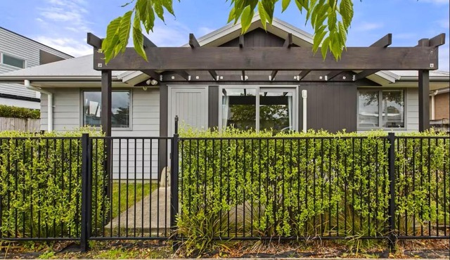 An elegant 2-bedroom house in Hamilton central.