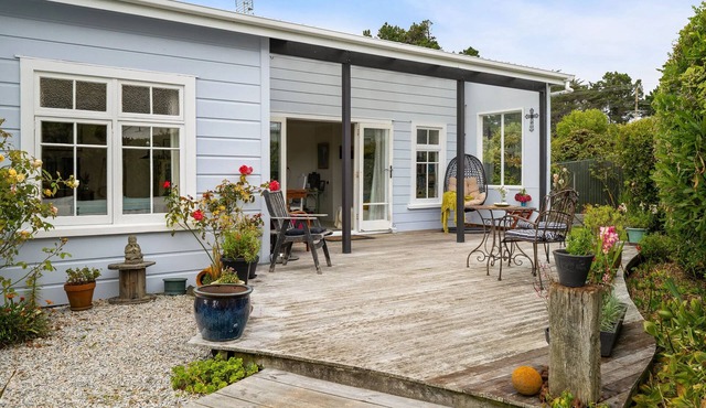 Aramoana garden cottage close to the beach