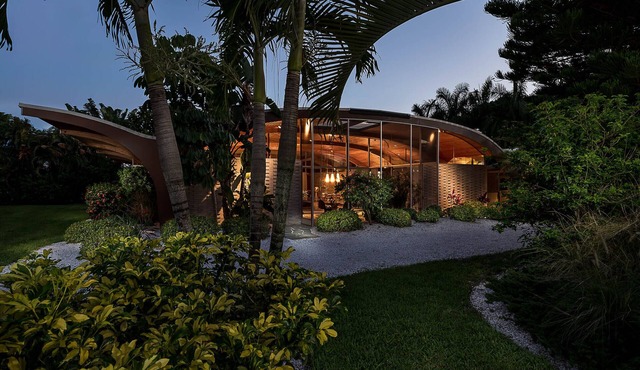 Architectural icon by Architect Victor A. Lundy. Prime location near beach.