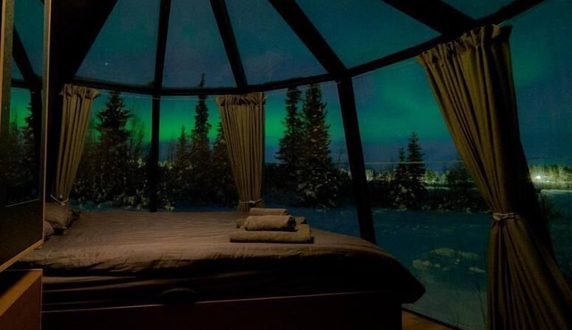Aurora RiverCamp Glass Igloos and Cabins