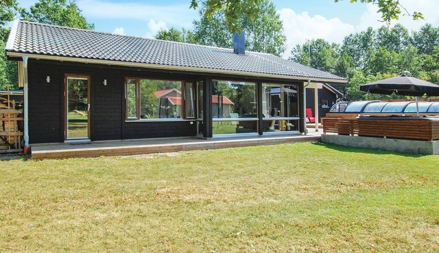 Awesome home in Löttorp
