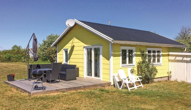 Awesome home in Löttorp with house sea view