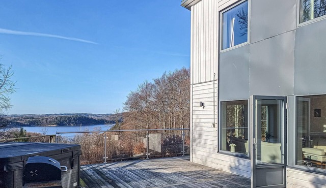 Awesome home in Uddevalla with house sea view