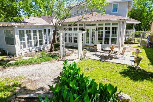 Backyard, Deck & Fire Pit: Conroe Getaway in Conroe