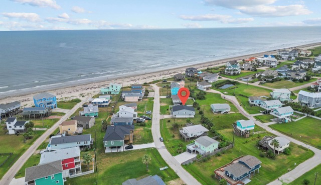 Beachfront, Unobstructed views! Hot Tub, Golf Cart! 3/2. 8 min to Moody Gardens