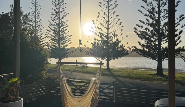 Beautiful, modern 2 bedroom house right on the water in picturesque Hihi.
