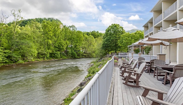 Best Western Plus River Escape Inn & Suites