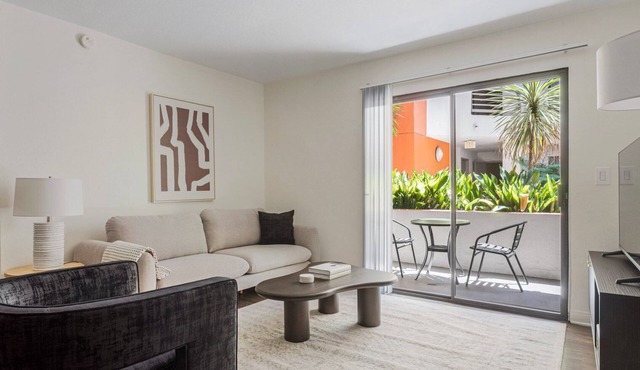 Blueground | Studio City, jacuzzi, nr Lake