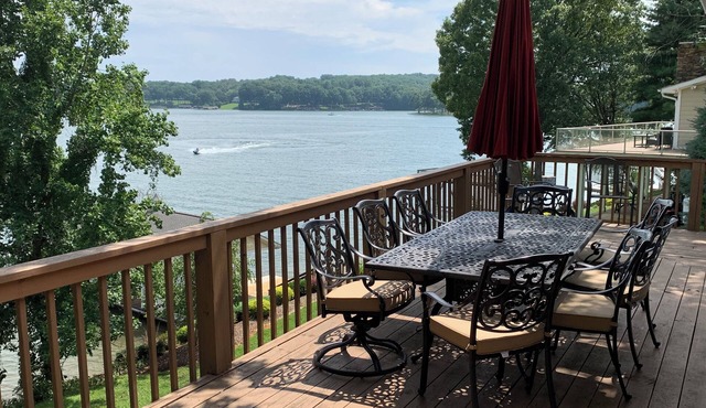 Bright, Beautiful Smith Mountain Lakefront, Full Amenities & Perfect Location!
