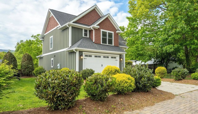 Bright & Charming 3BR Home in Black Mountain - Walk to Downtown & Lake Tomahawk
