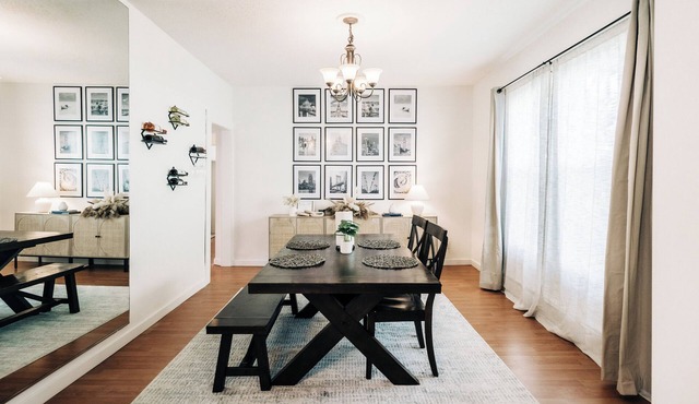Bright, chic & spacious by Summit/Hamline in St Paul with porch and swing chairs