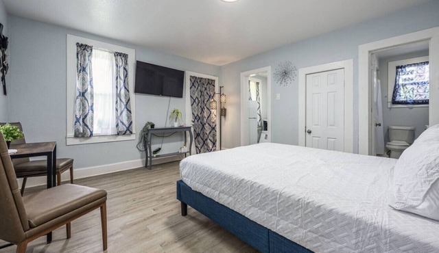 Bright, Clean Studio Minutes to Beaches